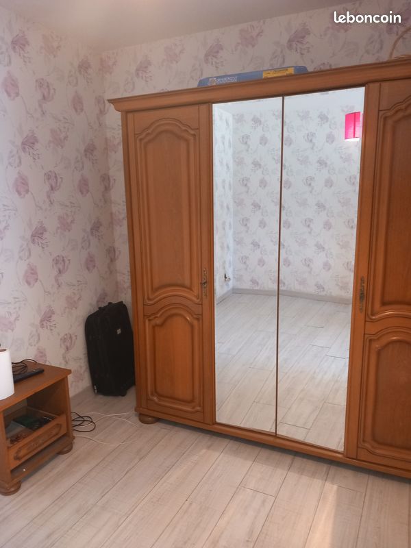 Armoire en bois avec miroirs et lit 2 places (image 3)