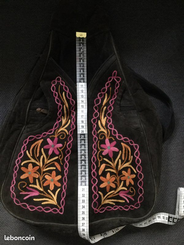 Sac à main noir à motifs cousus (image 1)