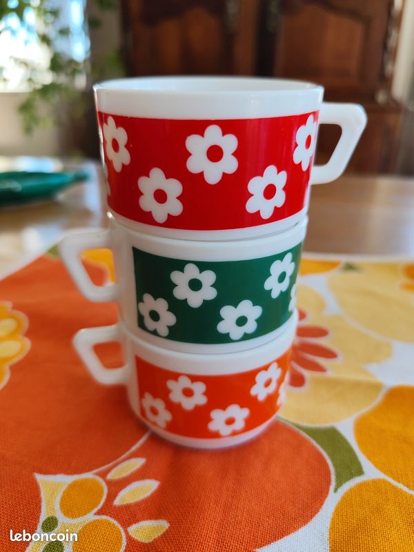 Tasses mug vintage arcopal d'occasion - Arts de la table