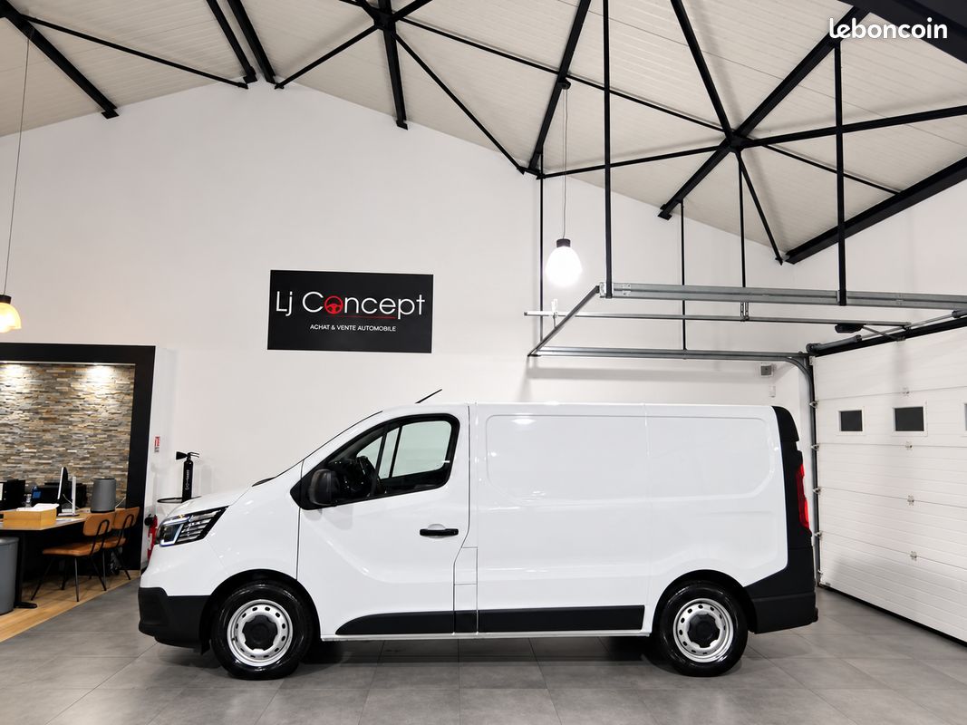 Renault Trafic III (2) 2.0 Fourgon L1H1 2800 KG BLUE DCI 130 ch Confort 3 places - 1°Main - Origine France - TVA Récupérable - Suivi Complet - Radars de stationnement - Bluetooth - Roue de secours (image 2)