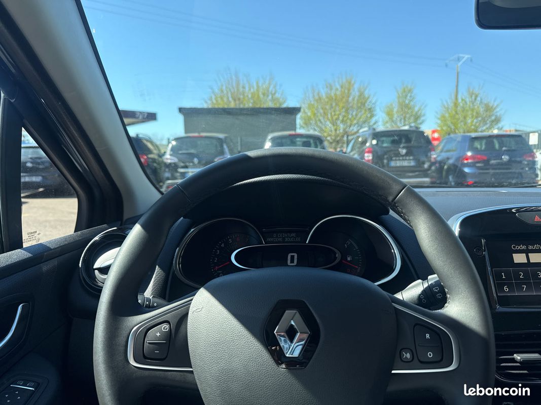 Renault clio iv 0.9 tce 90ch limited / etat neuf / tres faible kilometrage 1430 kms (image 8)