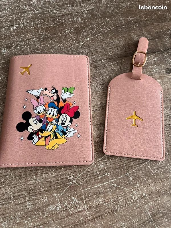 Ensemble Voyage My First Housse Passeport Bébé Button Corner Coffret Cadeau Rose Avec Tiquette Bagage 654092