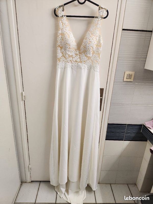 Robe de mariée col V en dentelle (image 1)