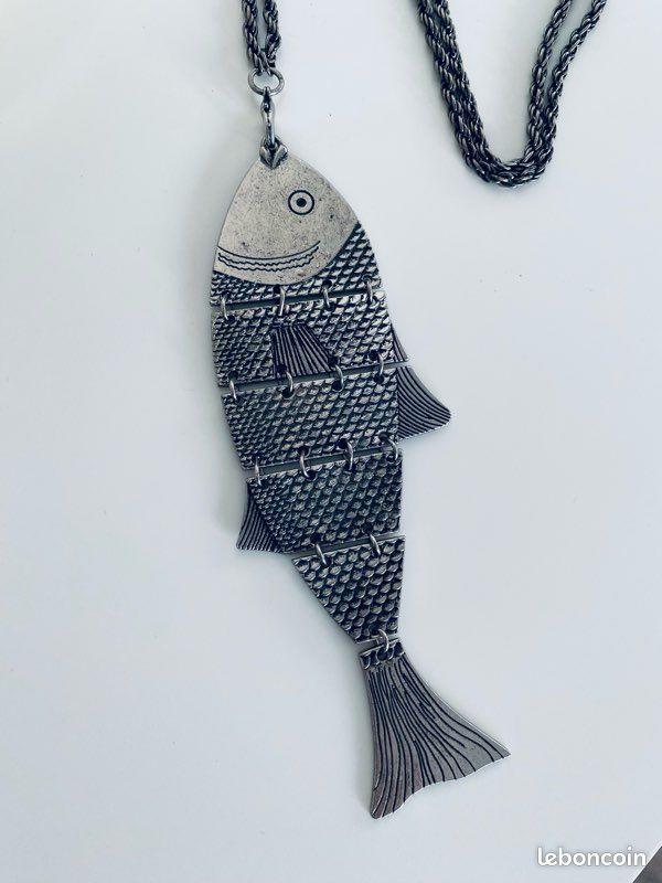 Collier pendentif ancien en forme de poisson en argent avec yeux cabochon turquoise - France
