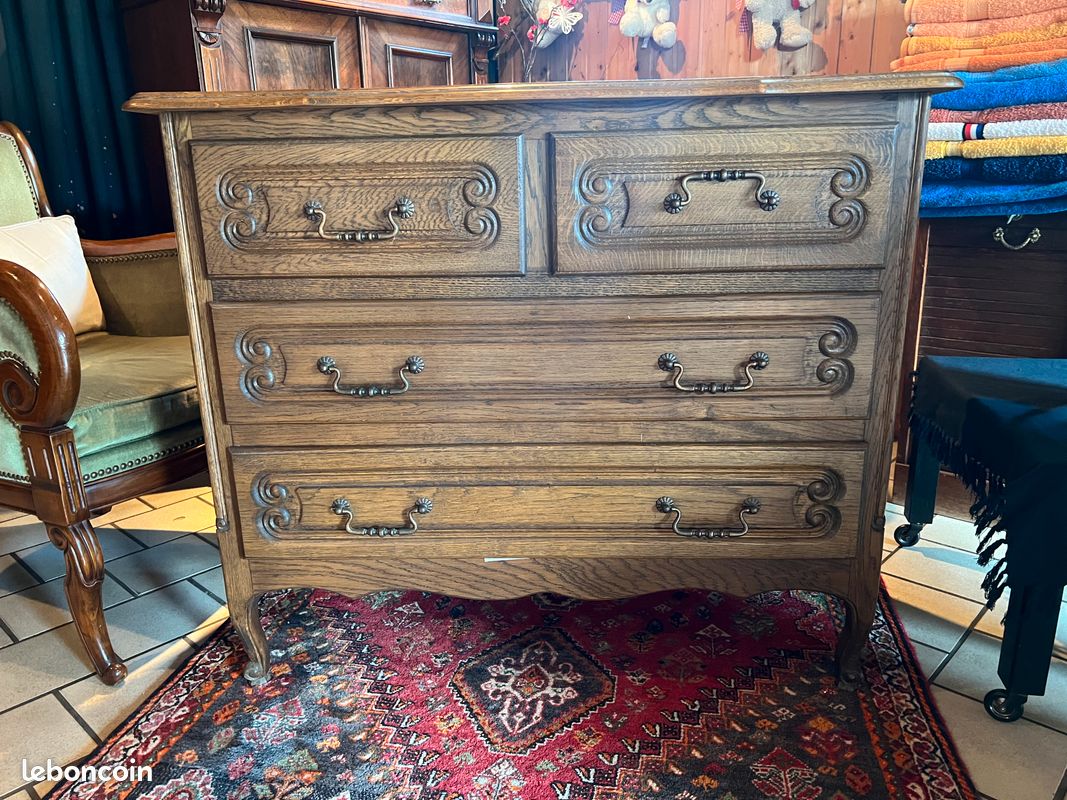 Jolie Commode Vintage en Chêne 4 Tiroirs avec Poignées Dorées Patinées Hauteur 86cm Largeur 89 cm (image 2)