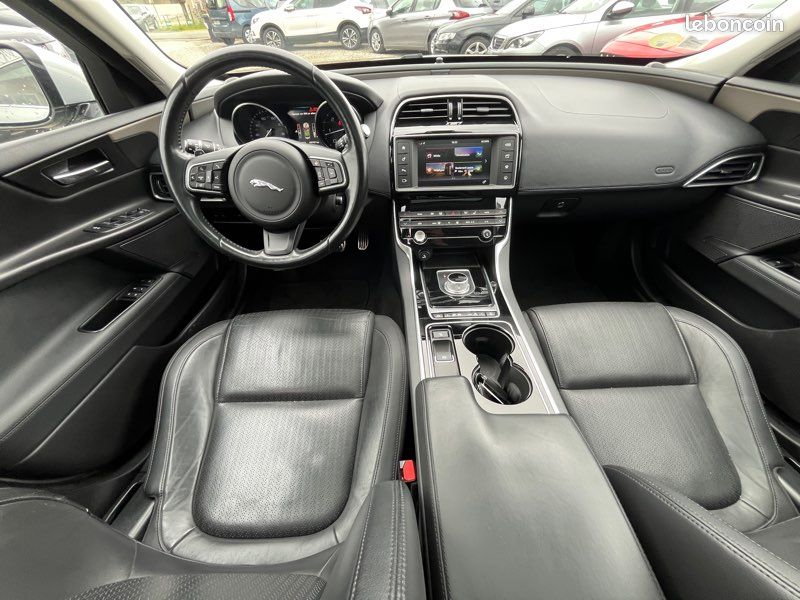 Jaguar XE 2.0 180ch BVA8 R-Sport (image 3)
