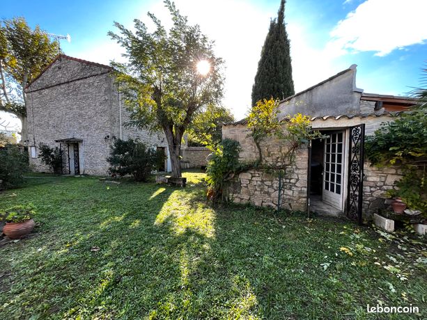 Centre village, maison en pierres avec jardin ombragé et dépendances