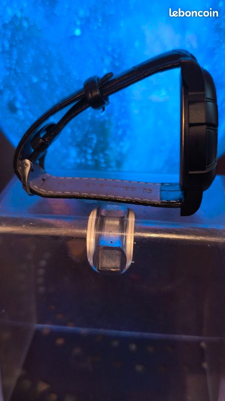 Montre noire bracelet cuir synthétique cadran plastique à tête de mort argenté (image 4)
