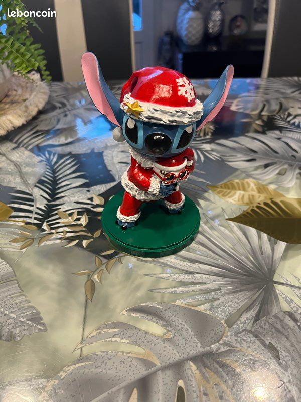 Statuette de collection Stitch Père Noël