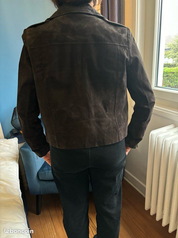 Joli blouson femme, en croûte de cuir marron, style perfecto