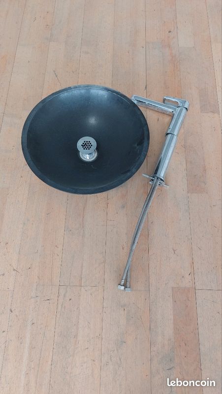 Vasque à poser noire + mitigeur (image 1)