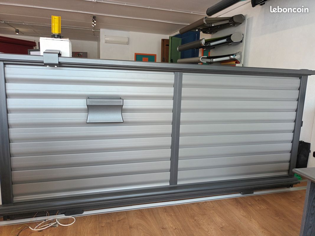 Portail coulissant en Aluminium (image 1)