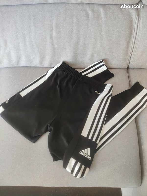 Bas de survêtement - Adidas - taille XS

Taille élastique à cordon de serrage.
Piqué 100 % polyester recyclé.
AEROREADY.
Poches latérales zippées.

Très bon état (image 1)