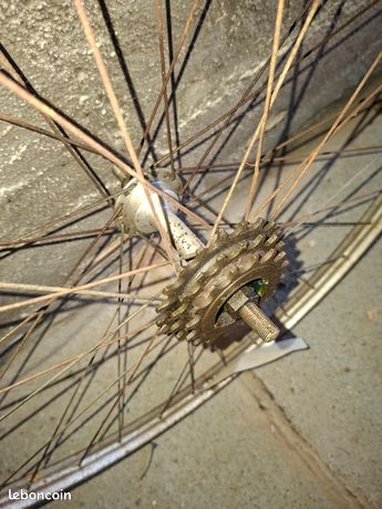 Jantes de vélo en 700 dites à chapeau de gendarme