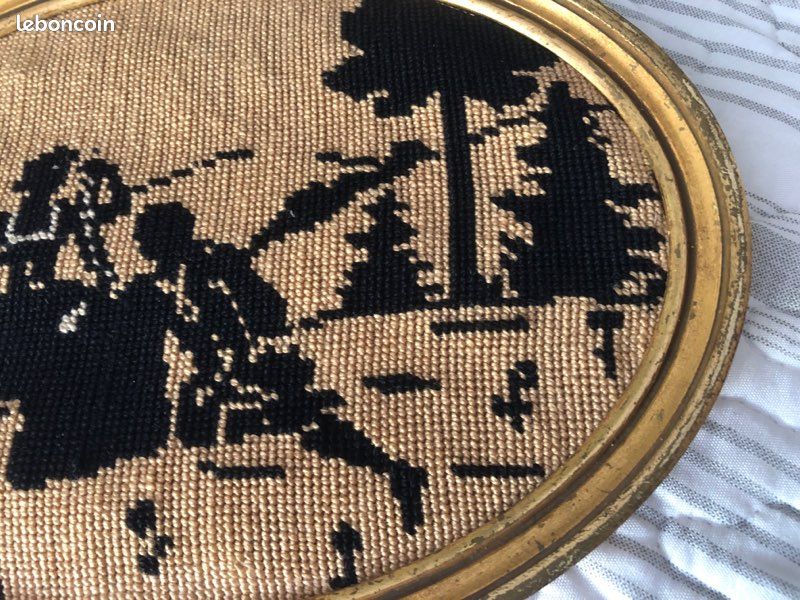 Cadre médaillon, Broderie Vintage, scène galante (image 5)