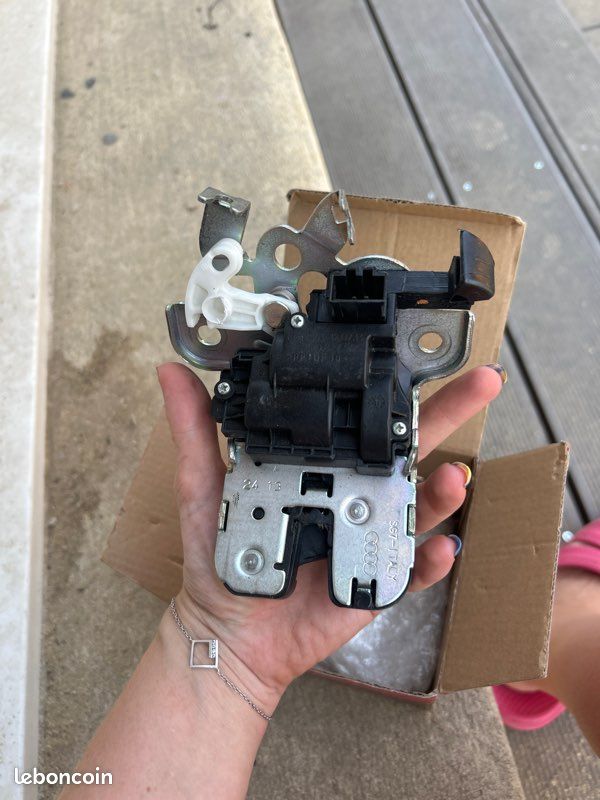 Pièce pour coffre Audi a6 (image 2)
