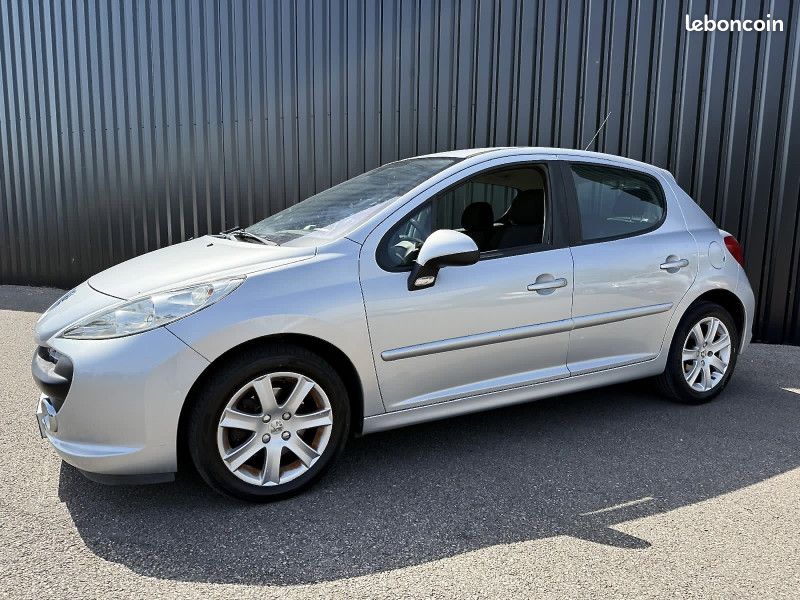 Peugeot 207 1.6 HDI110 EXECUTIVE PACK 5P (image 2)