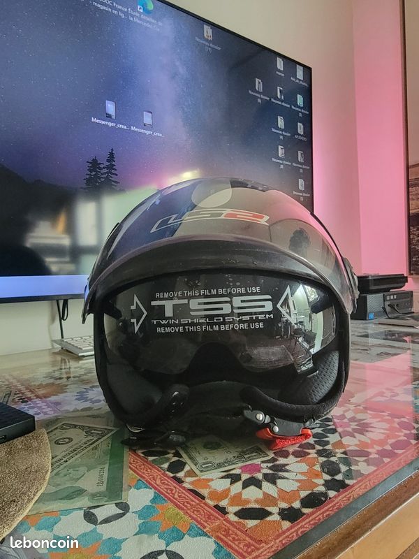 Casque moto noir (image 1)
