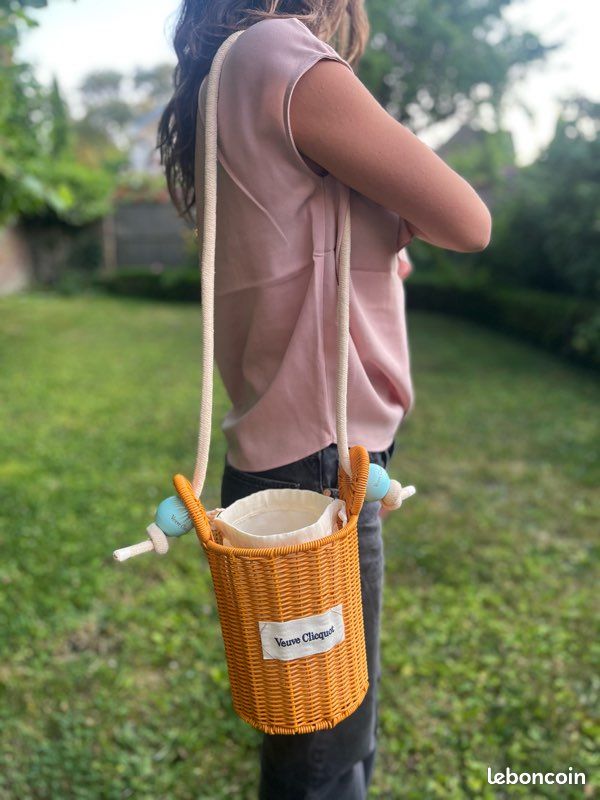 Clicq'up Champagne Bucket by Mathias Van De Walle in Cardboard and