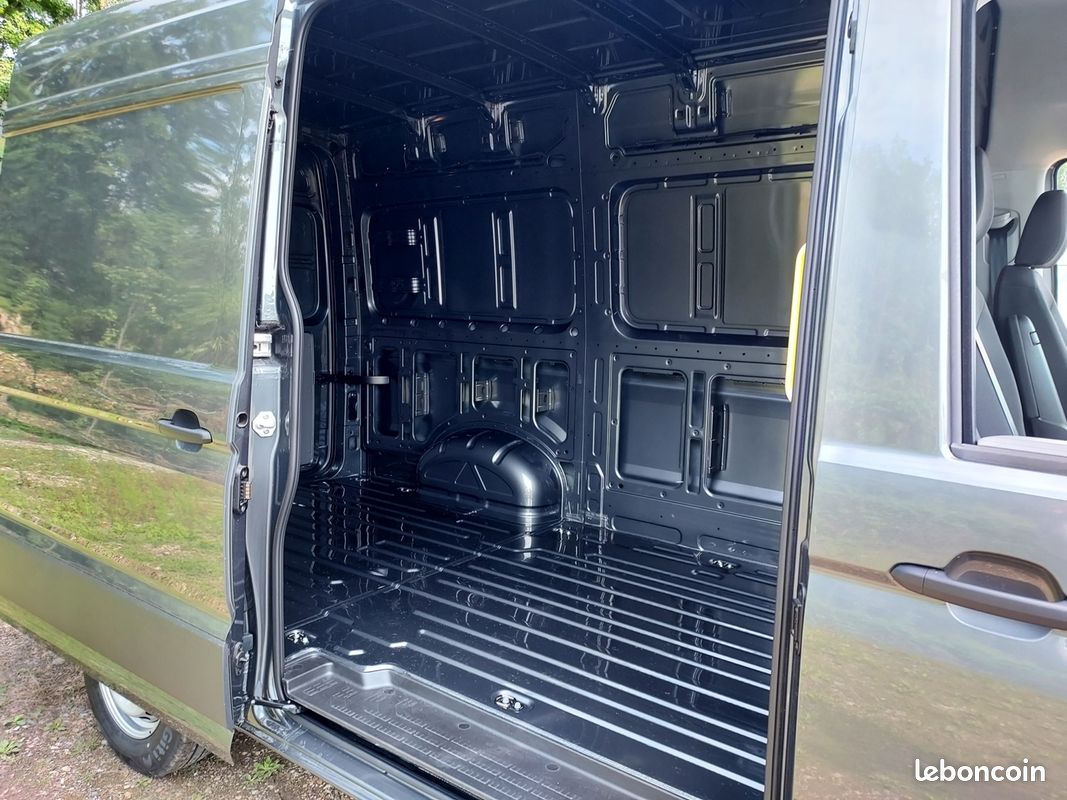 Volkswagen CRAFTER FG BVA GRIS FONCÉ 35 L3H3 2.0 TDI 177CH BUSINESS TRACTION BVA8 (image 7)