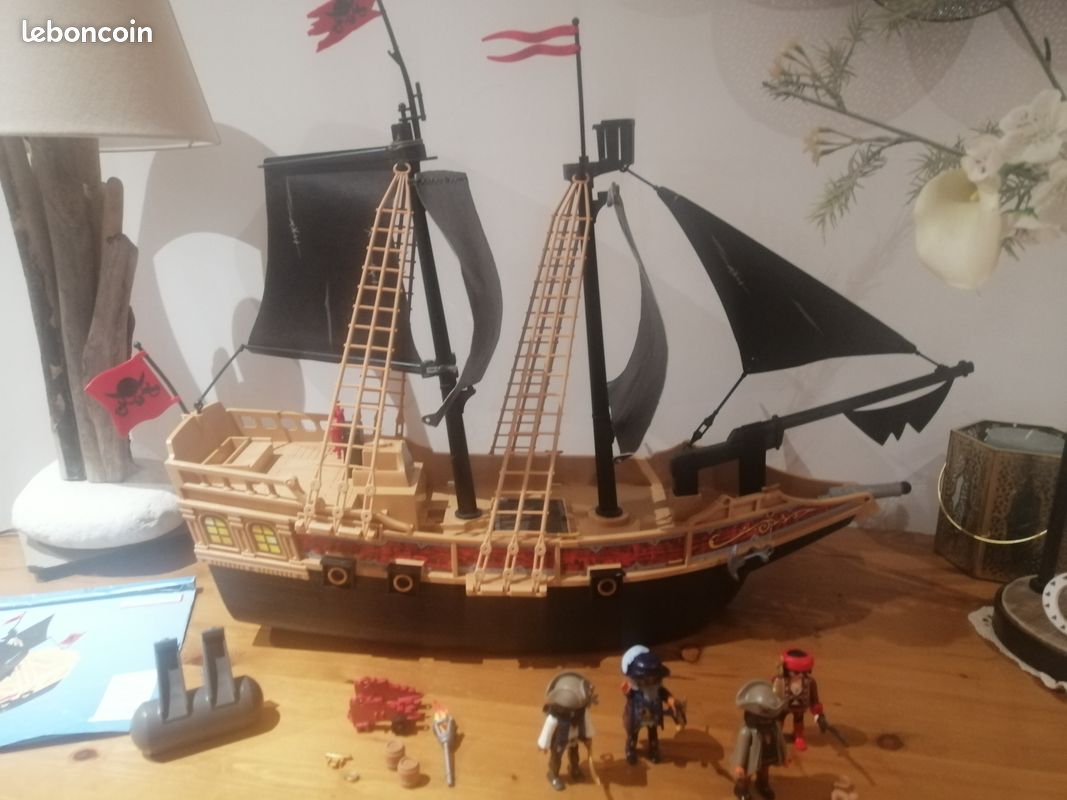Bateau pirate des ténèbres playmobil 6678 avec lesteur 6241 Jeux