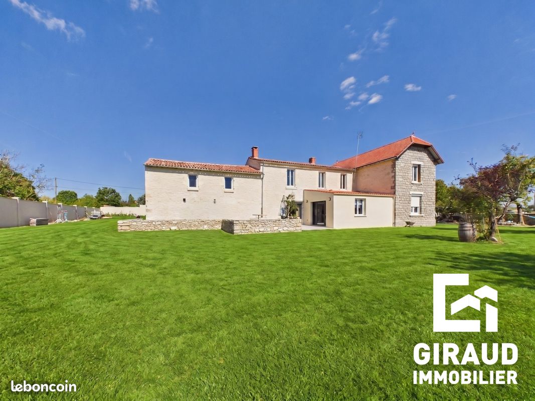 Maison 9 pièces 314 m² · à Fontenay-le-Comte · 314 m² · 520 000 €