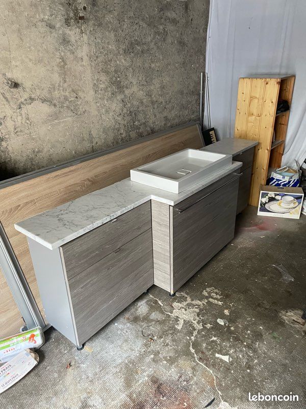 Meuble de salle de bain en marbre et bois (image 1)