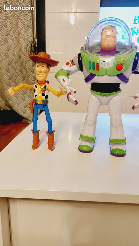Buzz l'éclair parlant 30 cm et Figurine Woody articulée parlante
