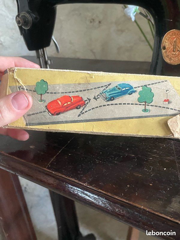SCHUCO GAMA brevet licence 100 Buick sedan rouge voiture tôle année 50