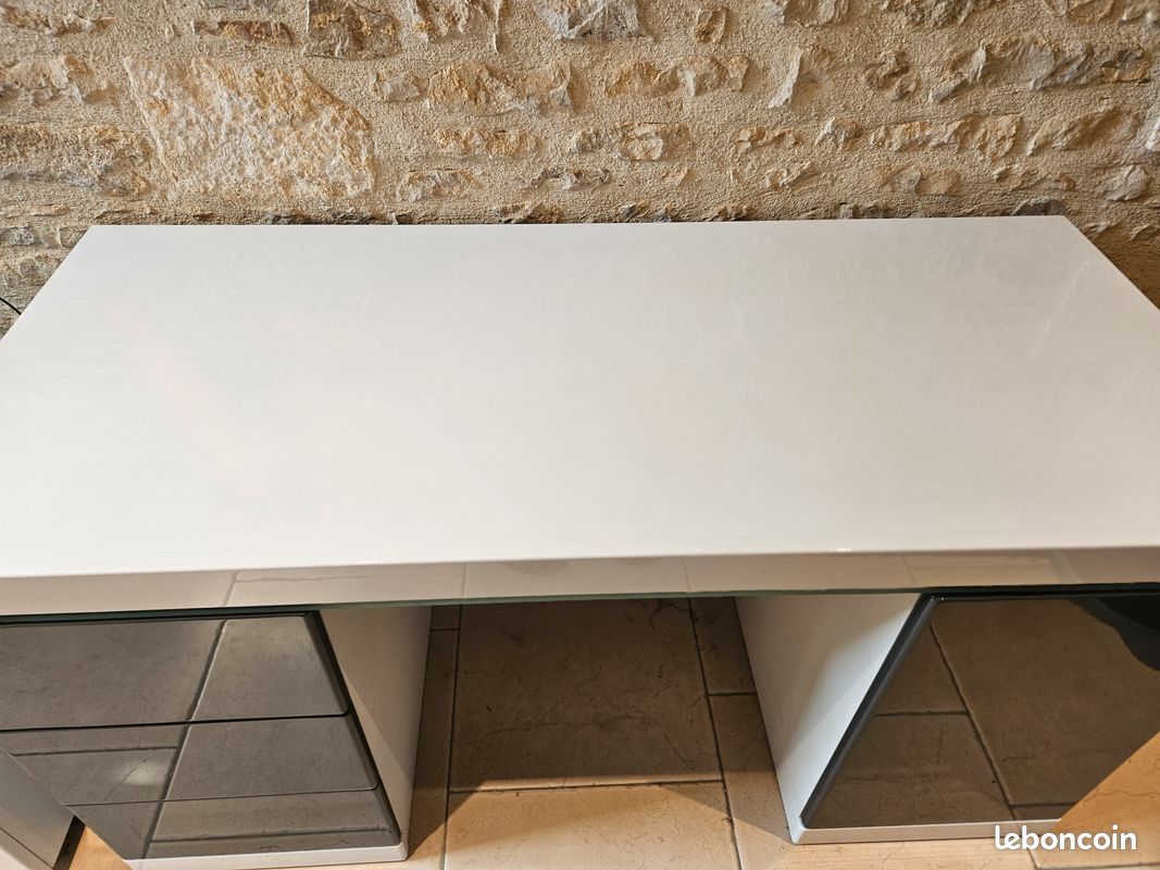 Bureau laqué blanc/gris & fauteuil œuf capitonné (image 1)