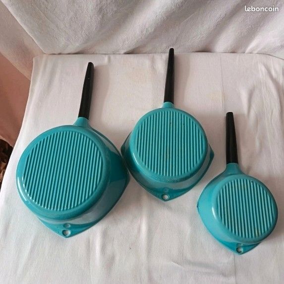Le Creuset Enameled Cast Iron Signature Saucepan, 1.75 qt