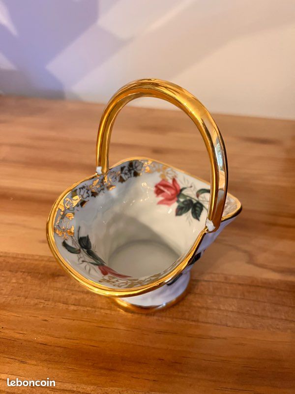 Petit panier en porcelaine blanche et dorures (image 10)