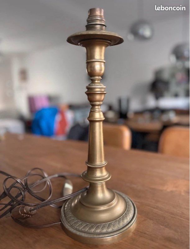 Lampe vintage en laiton ciselé (image 1)
