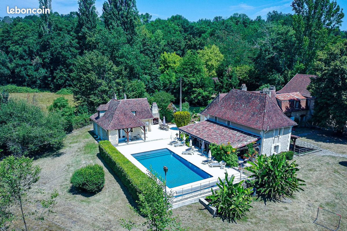 Maison 9 pièces 420 m² · à Eyraud-Crempse-Maurens · 420 m² · 875 000 €