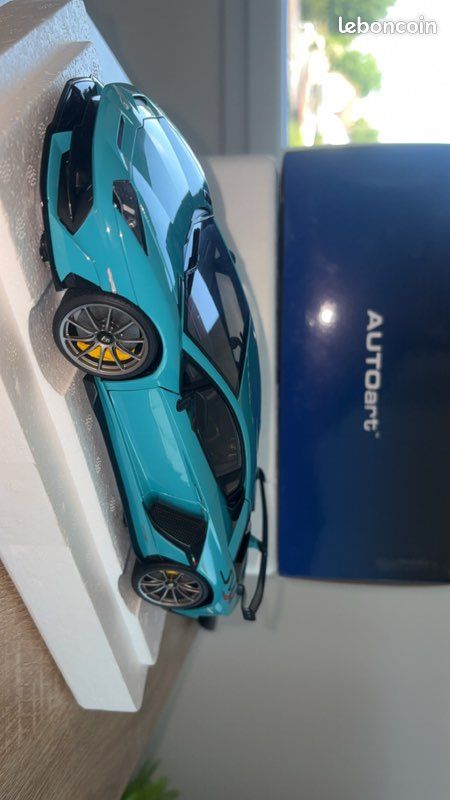 Autoart lamborghini aventador svj turquoise 1/18 + vitrine 1/18 (image 1)