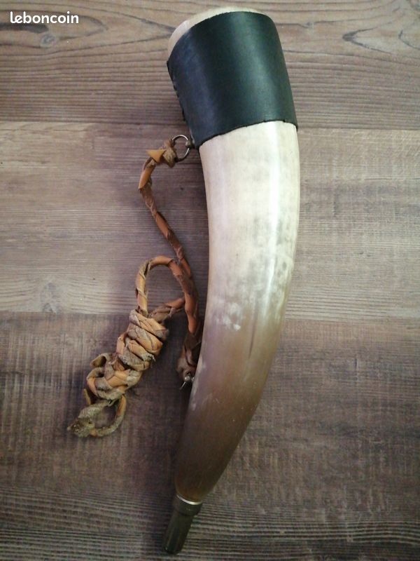 Ancienne TROMPE de CHASSE, corne d'appel, avec sa chaîne marquée R - Collection