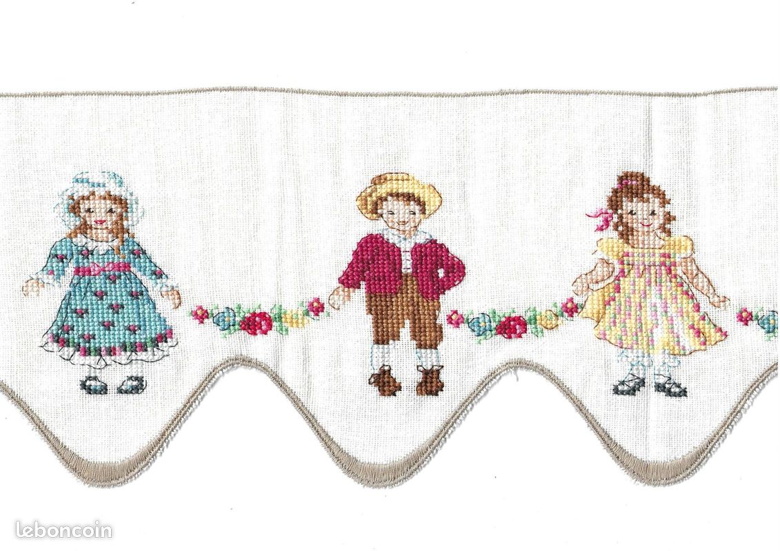 Broderie terminée "Frise les enfants" d'après une grille de Véronique Enginger (image 2)
