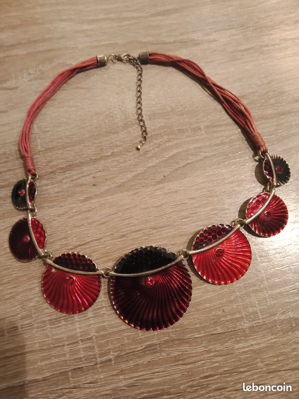 Joli collier rouge (image 1)