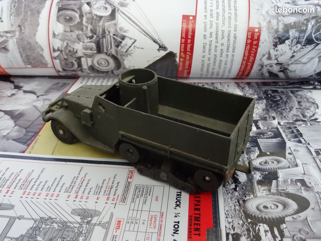 Dinky toys - Lot de trois véhicules militaires, Panhard 80A en boite