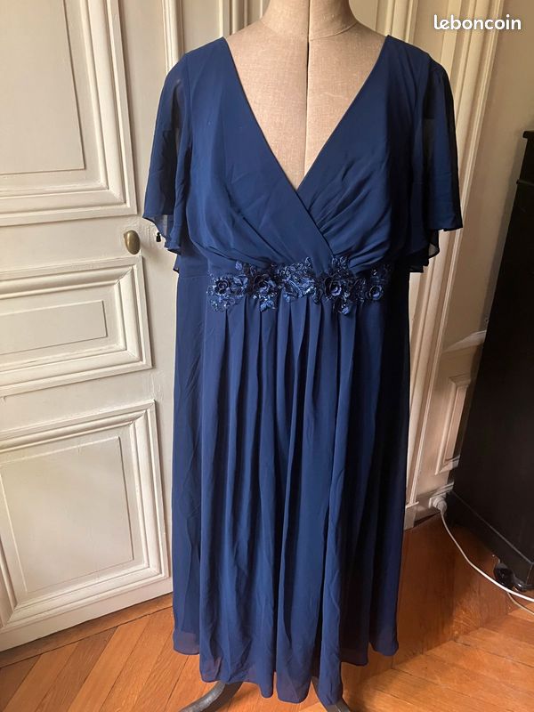 Robe longue à encolure en V – Grace & Mila