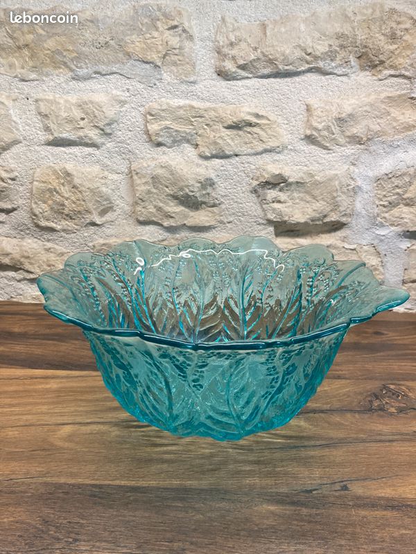 Grand Saladier En Verre Vide Bleu En Verre Transparent, Isolé Sur Fond