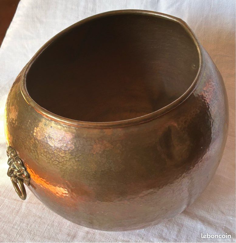 Ancien cache-pot en cuivre martelé – têtes de lion – état ancien (image 2)