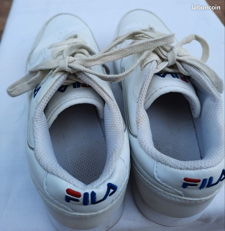 Basquettes Fila pointure 37
Petite usure devant 1 basquette (voir photo)
420g (image 5)