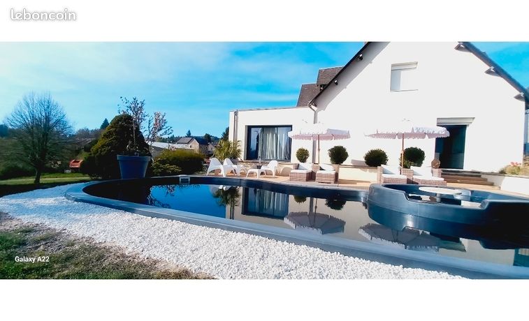 Villa avec piscine et jacuzzi et local commercial