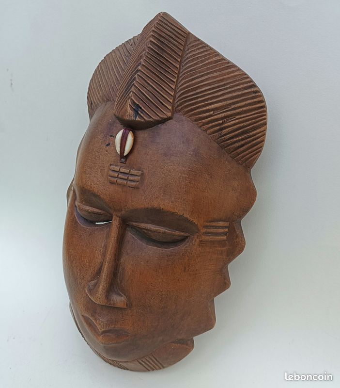 Masque africain décoratif en bois sculpté (image 2)