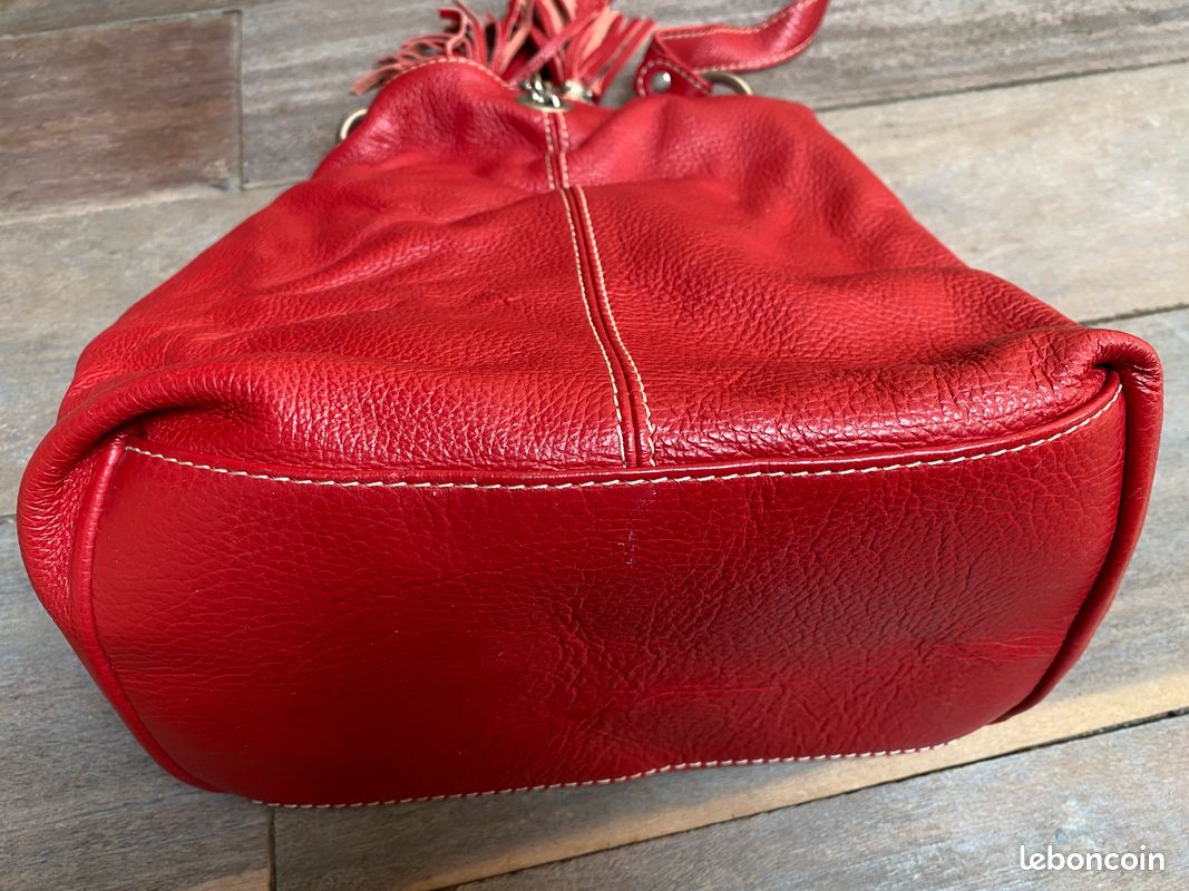 Sac seau en cuir rouge grainé, 30cm réversible daim marron avec breloques floche (image 4)