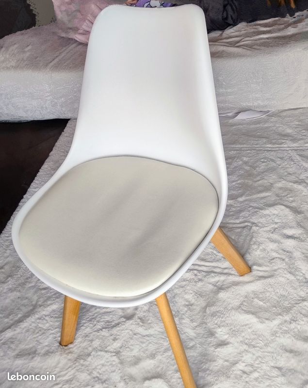 Chaise scandinave (image 1)