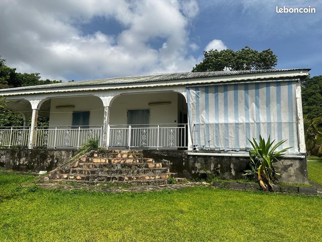Local commercial 8 pièces 200 m² · à Sainte-Rose · 200 m² · 750 000 €