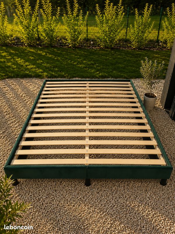 Lit 160x200 en velours vert (image 1)