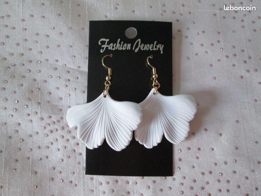 Joli Lot Boucles D'oreilles Et Bracelet Style Feuille Blanche Ton Or - Occasion